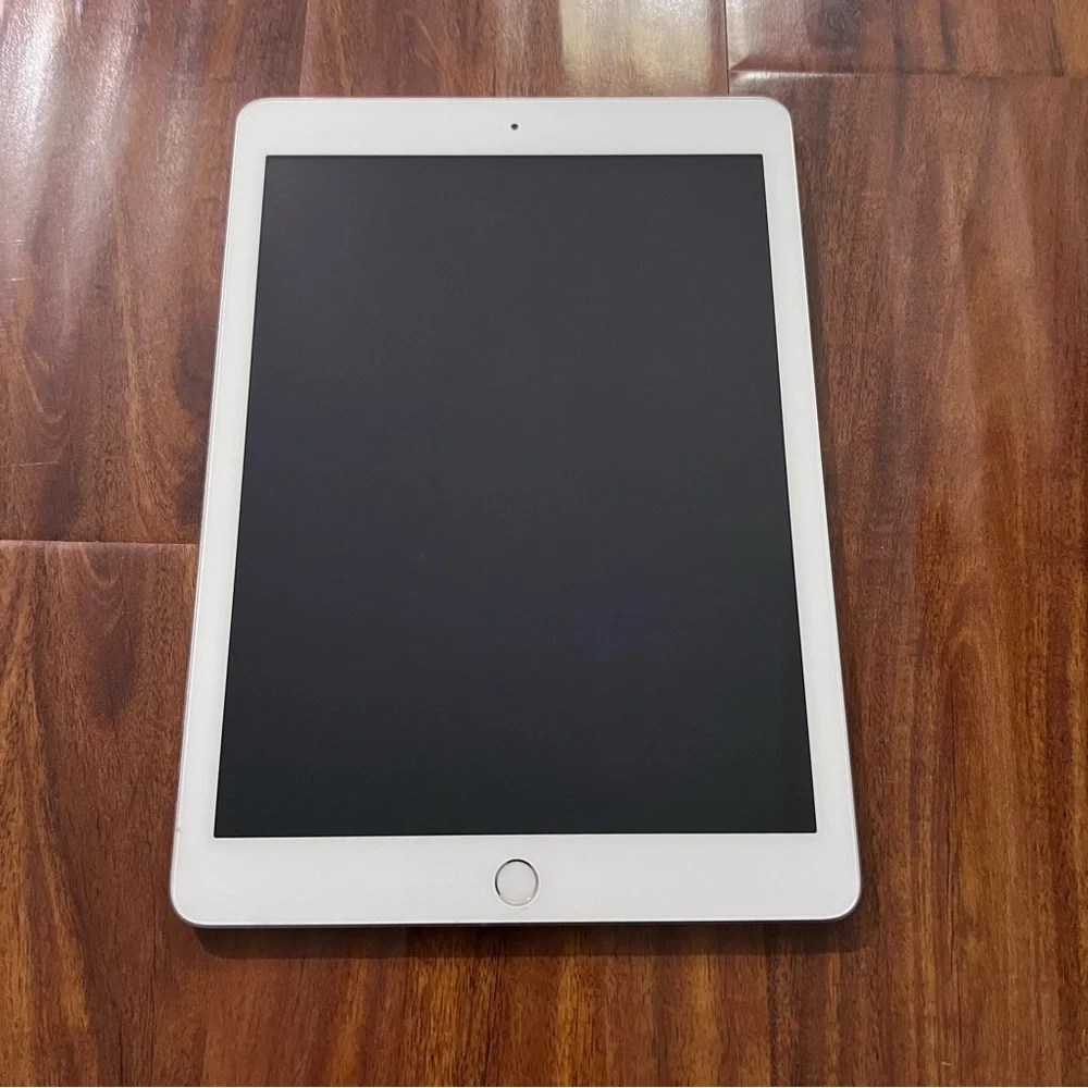 Apple IPad (5th Generation) Silver A1823 32 GB WiFi + Cellular 9.7”